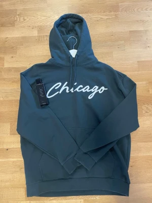 Mörkgrön Hoodie Från Lager 157 Stl M💚🌴 - Grön hoodie från Lager 157 med “Chicago”-tryck 💚✨ En riktigt snygg och trendig hoodie i mycket bra skick – perfekt för en avslappnad streetstyle-look 😍  Mjuk, bekväm och lätt att matcha till både jeans och mjukisbyxor 🍃  📏 Storlek: M Längd: 69 cm Armlängd: 57 cm Axelbredd: 58 cm  💰 Pris: 115 kr Ett riktigt bra kap 💫
