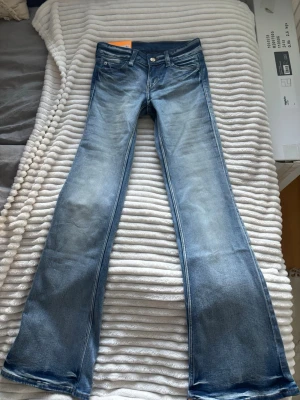 Blå bootcut low waist jeans - säljer dessa cheapmonday weekday jeans i modellen booty bei low waist, helt oanvända bara testade en gång! Dem är i storlek 25/30!