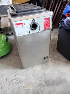 Glassmaskin Telme CRBM 3012 rostfri - Glassmaskin från Telme, modell CRBM 3012, i rostfritt stål med svart lock och digitala knappar på framsidan. Maskinen har en fyrkantig form och är utrustad med ventilationsgaller på baksidan samt strömkabel. Perfekt för dig som vill göra egen glass hemma.