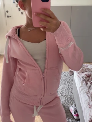 Russemerch set - Vill gärna byta till ett grått sett i S! Någon liten fläck här och var, men inget som märks.                                             OBS! Kan även sälja vid intresse!! 💞💞💞💞