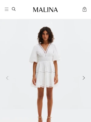 Elvira miniklänning från By Malina strl XS - Söt vit mini klänning i storlek XS från By Malina med v-ringning, puffärmar och spetsdetaljer. Aldrig använd. Perfekt klänning inför studenten! Priset kan diskuteras 💓