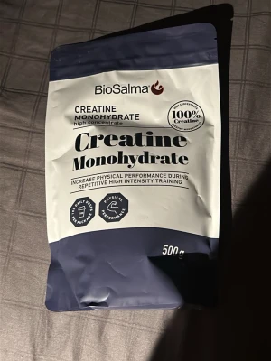 BioSalma Kreatin Monohydrat 500g (oöppnad) - BioSalma Kreatin Monohydrat är ett högkoncentrerat kosttillskott i pulverform. Förpackningen är blå och vit och innehåller 500 gram. Produkten är avsedd för ökad fysisk prestation vid intensiv träning och består av 100% kreatinmonohydrat.