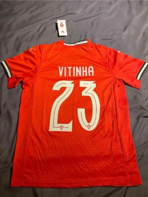 Portugal matchtröja Vitinha #23 Puma - Säljer en röd Portugal matchtröja från Puma med Vitinha och nummer 23 på ryggen. Skick 10/10 fraktas mellan 1-2 dagar efter köp.