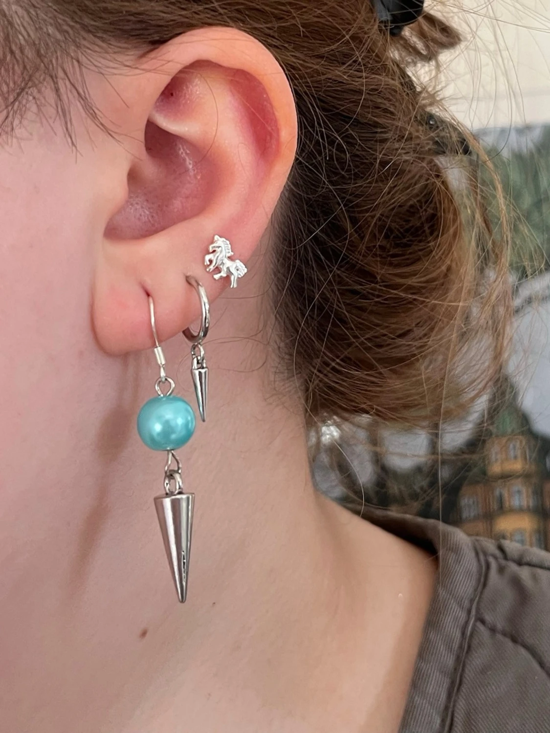 Ljusblåa örhängen med nitar handgjorda