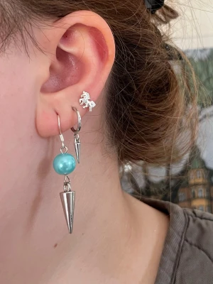 Ljusblåa örhängen med nitar handgjorda  - Jag skapar dessa örhängen av noggrant utvalda pärlhalsband från secondhand – ett medvetet val för att ge vackra material ett nytt liv. Alla örhängen är handgjorda och säljs i par 💖🫶🏻⚜️