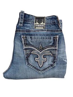Rock Revival jeans - Bootcut Rock Revival jeans W38 [Ytterbenslängd 113cm] [Innerbenslängd 87cm] [Midja 50cm] [Benöppning 27cm] 