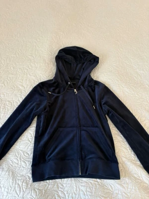 Mörkblå velour hoodie med dragkedja - Säljer denna juicycouture tröjan då den inte används🥰 ganska liten i storleken