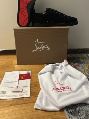 Loubs 44 - Säljer loubs 44. Helt nya. Passar dig som gillar mode och trendighet. Kvitto, papper , dustbag kort osv ingår. Fraktas direkt efter köp! Priset går att diskuteras. Om de finns frågor så privat.