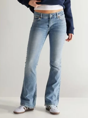 Mellanblå bootcut jeans  - Säljer ett par blå bootcut jeans från junkyard med klassiska fem fickor och snygga kontrastsömmar. Jeansen har normal midja och är tillverkade i mjuk denim med lite stretch för extra komfort. Perfekta för en avslappnad och trendig look.
