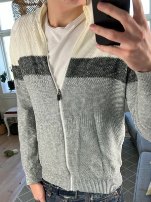 Unik stickad zip tröja  - Super snygg och stilren! Mått: A:51 B:48 C:44 D:60 (cm) Storlek L men passar även M. Skriv vid fundering😇