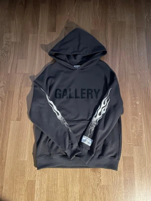 Gallery Dept Flame Hoodie - Säljer min Gallery Dept hoodie i mörkgrå färg (se bild), den är använd under fåtal gånger. Hoodien är storlek Small.