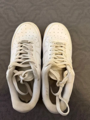 Vita airforces - Airforces, passar storlek 37,5 och 38