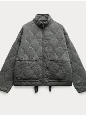 Grön quiltad pufferjacka - zara - Säljer en grön pufferjacka med quiltat mönster och hög krage. Jackan har dragkedja framtill, två stora fickor och justerbar dragsko i nederkant. Perfekt för kalla dagar och riktigt snygg till streetwear-stilen.