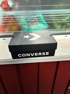 Vita Converse sneakers med kardborre - Säljer ett par vita Converse sneakers med svart stjärnlogga på sidan och tre kardborreband. Fina skor för barn och stiliga samt! 