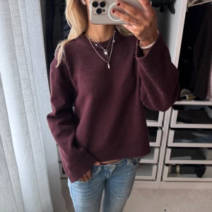 Vinröd stickad tröja - En enkel och stilren vinröd stickad tröja från Gina tricot med rund hals och långa ärmar. Tröjan har en rak passform och ribbade muddar vid ärmslut och nederkant. Perfekt att matcha med jeans för en avslappnad look. OBS: Står strl M på etiketten, men jag som har s tycker den passar bra på mig, därav lägger jag den i s katergorin , lite nopprig också