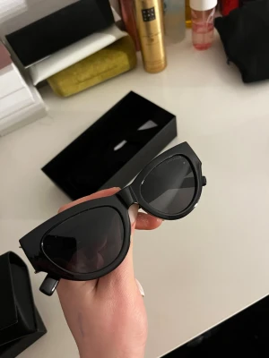 Svarta YSL solglasögon - Säljer mina snygga solglasögon köpta i Paris förra året… aldrig använda då jag inte trivs i formen. Skickar dom i orginalförpackning, fodralet, lådan osv. Pris kan diskuteras vid snabb affär 💘💘Form: kattiga 