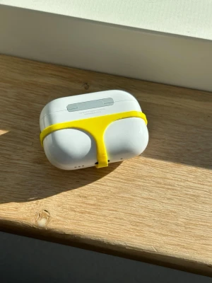 Gult Bikini-skydd till AirPods Pro 3 - Hitta alltid dina AirPods direkt med detta lysande gula fodral! En rolig design inspirerad av badmode. Observera att detta fodral är till AirPods Pro 3. • Färg: Gul. • Info: Se mina övriga annonser för fodral till andra AirPods-modeller. 