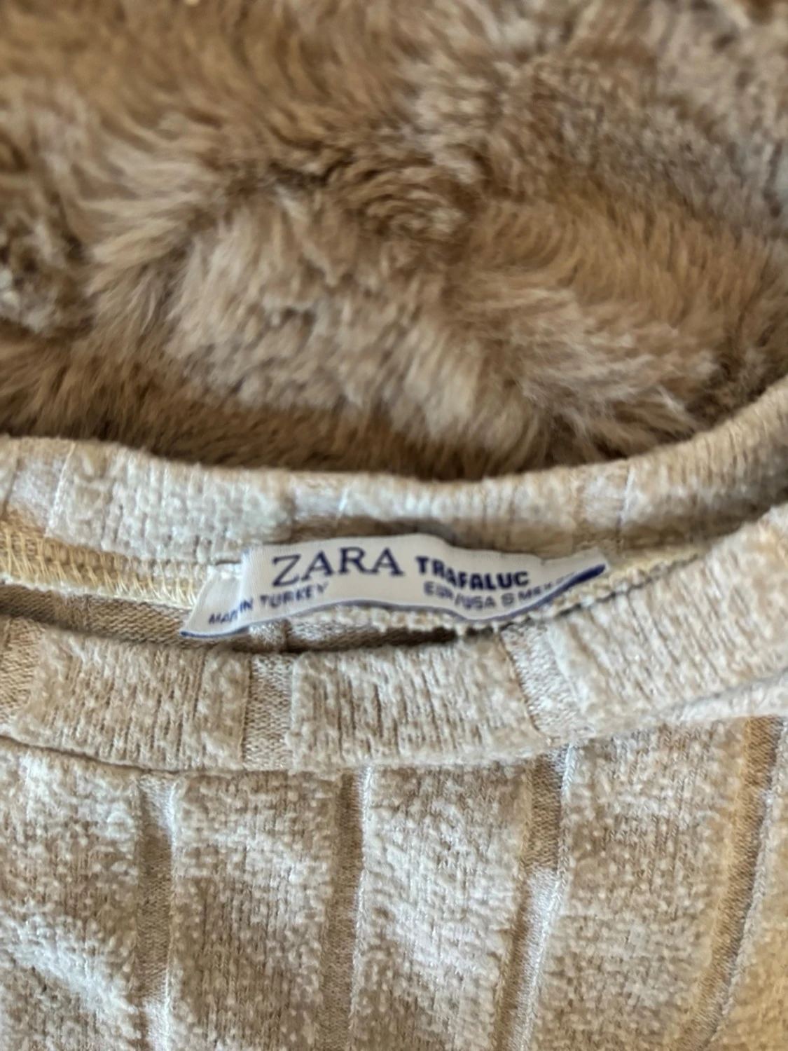Beige ribbad topp med pärlor - 3