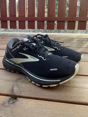 Svarta Brooks Ghost GTX sneakers I storlek 40👑 - 👟✨ Säljer ett par snygga och bekväma löparskor! ✨👟  Svarta träningsskor med stilren design och bra komfort – perfekta för både promenader och lättare träning 🏃‍♀️💨 Vattentåligt material (GORE-TEX) gör att de funkar även i sämre väder 🌧️  📏 Storlek: 40 💰 Pris: 250 kr  Skorna är i fint skick och redo för en ny ägare 🙌 Först till kvarn gäller! Skicka ett meddelande vid intress