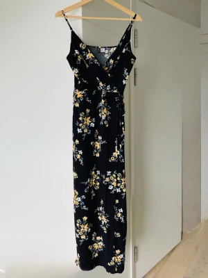 Blommig maxiklänning  - 👗 Inga skador, ren och i fint skick. Lång blommig klänning med slits från H&M Divided. Justerbara axelband. Säljer eftersom storleken inte längre passar. Mått: • Längd (axelband inkl.): ca 136 cm • Bröst: ca 82 cm • Material: 100% viskos  📦 Kan hämtas i Kista, Stockholm, eller skickas. Tveka inte att höra av dig vid intresse eller frågor!