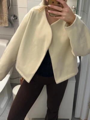 Beige/vit vårjacka Gina - Så fin jacka från Gina som inte kommer till användning längre. Finns vissa tecken på att den är använd men som knappt syns, se bilder💗