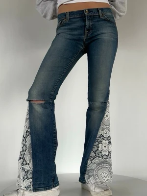 Scratched Jeans - Här är våra ”Scratched Jeans” i storlek XS Mått: 37 cm rakt över midjan & 73 cm i innerbenslängd.