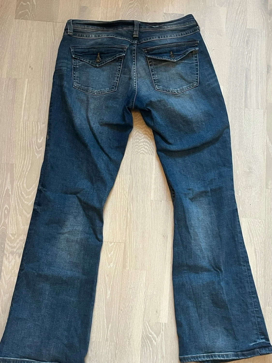 Blå lågmidjade jeans med detaljerade fickor - 2
