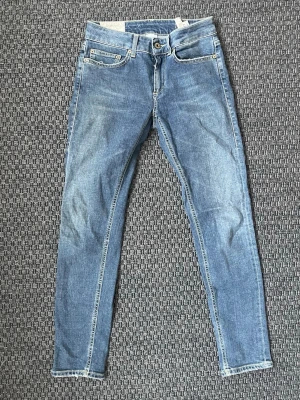 Dondup jeans (Nyskick!) - Säljer nu dessa sjukt snygga dondup jeans i storlek W27😊 Passar true to size och passformen på jeansen är slim och sitter helt perfekt🙌 Nypris är ca 3500 kr🤝  I princip i nyskick! Skriv vid funderingar 📲