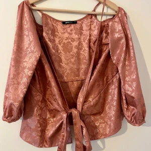 Satin knyttopp - Satin knyttopp. Använd vid ett tillfälle. Väldigt fin!