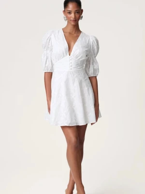 Studentklänning Adoore - Säljer denna supersöta vita klänning. Passar perfekt till student, sommaren eller när man vill vara extra fin. Fina broderier och i nyskick!💘💘💘💖💖💕💕 enbart använd på student utspringet. Det enda skulle vara att dragskedjan KAN krångla (men är absolut inget problem att få upp den utan bara att den kan fastna i tyget), därav är jag öppen att diskutera pris🙌🏼