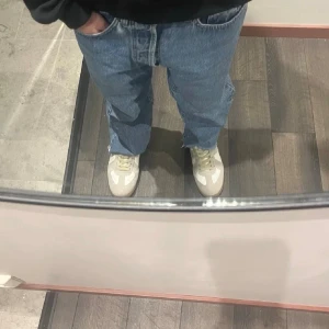 Replay jeans  - Replay jeans med klassisk rak passform och hög midja. Jeansen har öppna benslut. JAG SKICKAR EJ FLER BILDER NÄR JAG BÄR JEANSEN! för storleksguide hänvisar jag till måtten och för bättre inblick i passformen rekommenderar jag att googla på modellnamnet. Jeansen kan vara uppsydda utan att jag noterat det så kolla måtten noggrant :)  midja 37cm, längd 93cm. S3