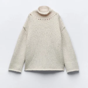 Beige stickad polotröja - Säljer en mysig beige stickad polotröja med lång ärm och en hög krage. Perfekt för kyliga dagar och ger en stilren look. Passar bra till både jeans och kjol. Hör av dig vid intresse!