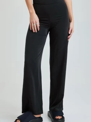 Svarta vida byxor från BikBok - Säljer ett par svarta byxor från BikBok i storlek 38 och petite i längd. De har hög midja och ett snyggt wide fit. 