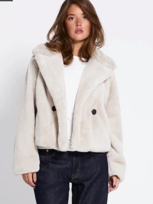 Vårjacka - Mysig jacka som är perfekt nu till våren, den är från lager 157 i storlek xs. Helt ny med prislapp kvar, aldrig använd💕