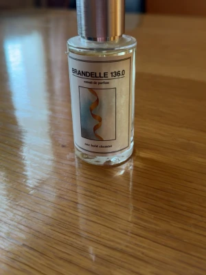 Brandelle 136.0 extrait de parfum/ Angels share apple brandy on the rocks. - Brandelle 136.0 extrait de parfum/ Angels share apple brandy on the rocks. Säljer eftersom att det inte var min stil, spreyat 1 gång för test och har inte använt någon gång mer. 