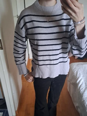 Grå stickad tröja med ränder - Säljer en grå stickad tröja med svarta ränder. Tröjan är från lager 157 och är i storlek xs. Säljer då en inte passar. Skriv vid intresse. 💗