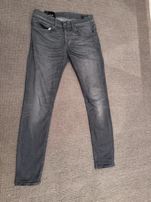 Gråa Dondup jeans - Snygga grå jeans från dondup. Storlek 32, knappast använda. Inga defekter på jeansen över huvud taget Hör av er vid frågor och funderingar!