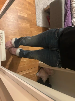 lågmidjade jeans - jättefina från hm, inga defekter! 38,5 som midjemått rakt över 💞knappfickor på baksidan💞💞