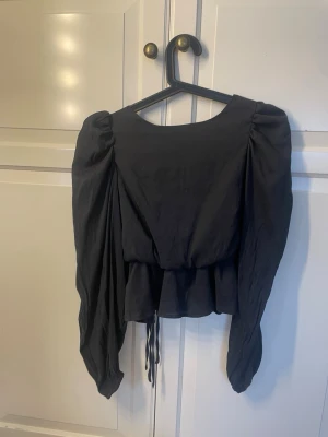 Blus - Blus i med öppen rygg i mörkgrå 