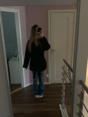 Belted Coat från Lager 157 - Mellan lång kappa från lager 157 med knytskärp. Tror jag köpte den för 400kr. Knappt använd och är i jätte fint skick. Perfekt för våren och hösten. 