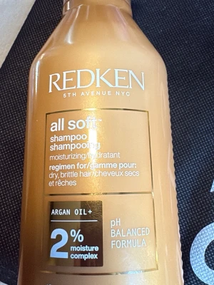 Redken All Soft Shampoo 2% Moisture - Fuktgivande schampo från Redken med arganolja och 2% moisture complex. Speciellt framtaget för torrt och sprött hår. Flaskan är guldbrun och har en modern, stilren design. Innehåller pH-balanserad formula för extra vård.