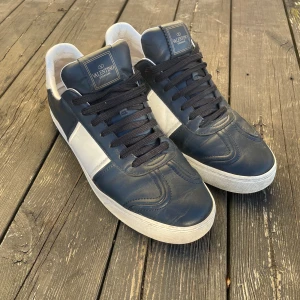 Valentino flycrews - Säljer dessa riktigt feta flycrews i bra skick. Använda sparsamt under 6 månader med mycket rotation. Skick: 7.5/10. Skicket är enligt bilderna och tveka inte på höra av dig vid eventuella frågor eller funderingar. Storlek- 44 och endast 2 nitar saknas. Priset går att diskuteras