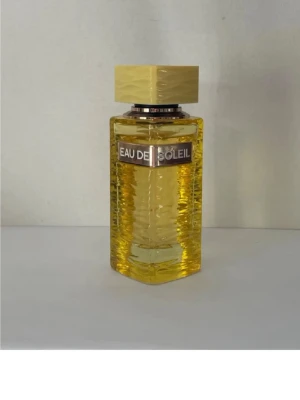 Eau de Soleil fragrance world  - Eau de soilel från fragrance world. 90ml  se bilder för mängd kvar.  Den är väldigt lik Gucci flora  gorgeous orchid. Denna parfym är airy feminin och en perfekt sommar och vår parfym. 