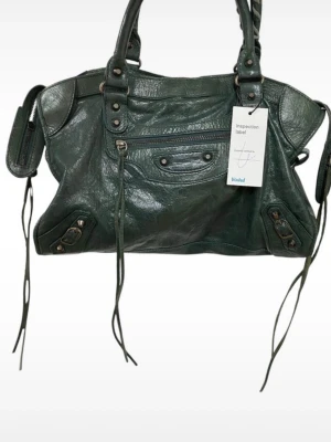 Mörkgrön Balenciaga city bag - Aldrig använd! Så billigt pris eftersom den inte har det låbga axelbandet❤️ får plats med dator och skolgrejer i
