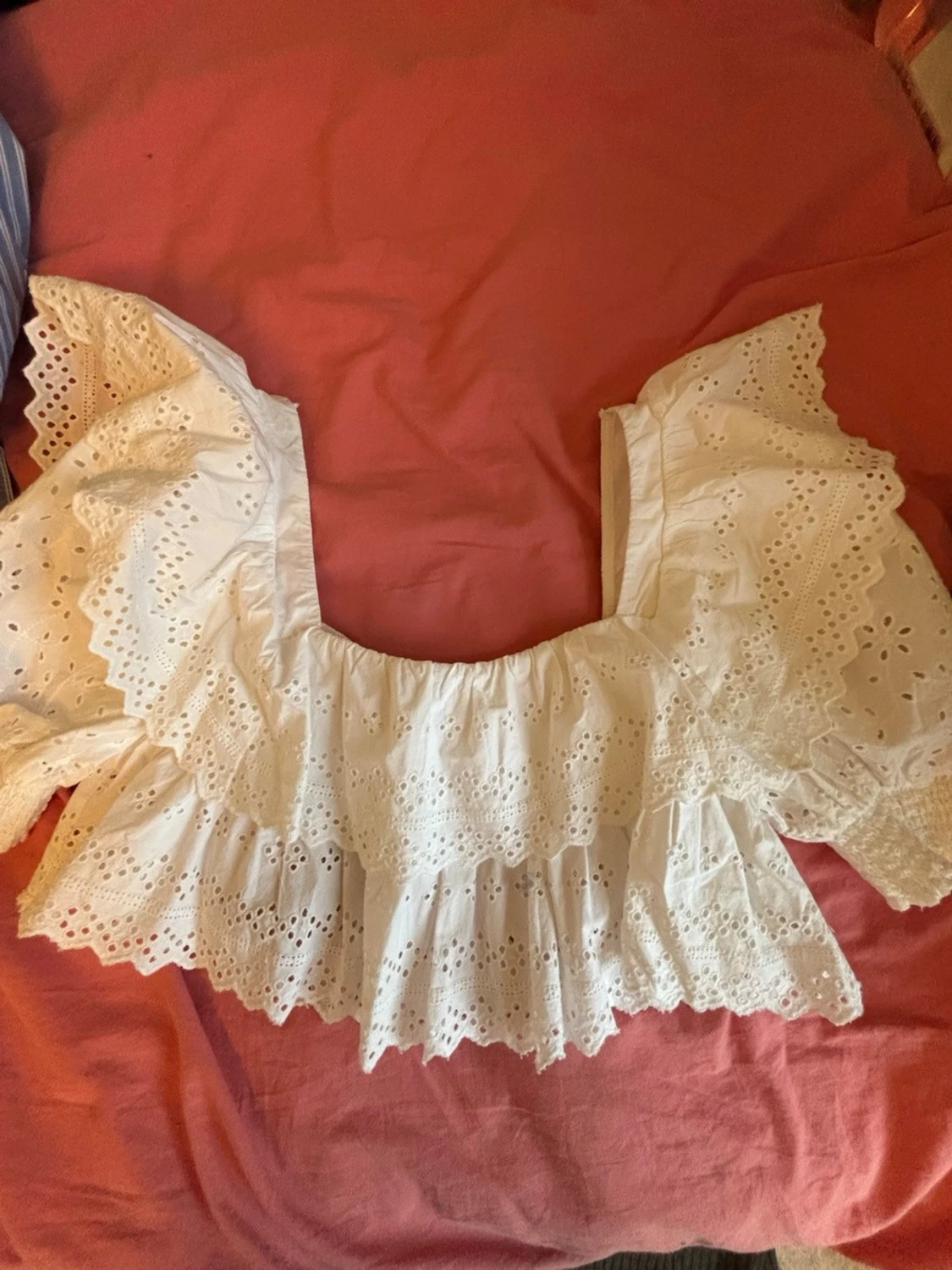 Vit broderad topp med puffärmar - 2