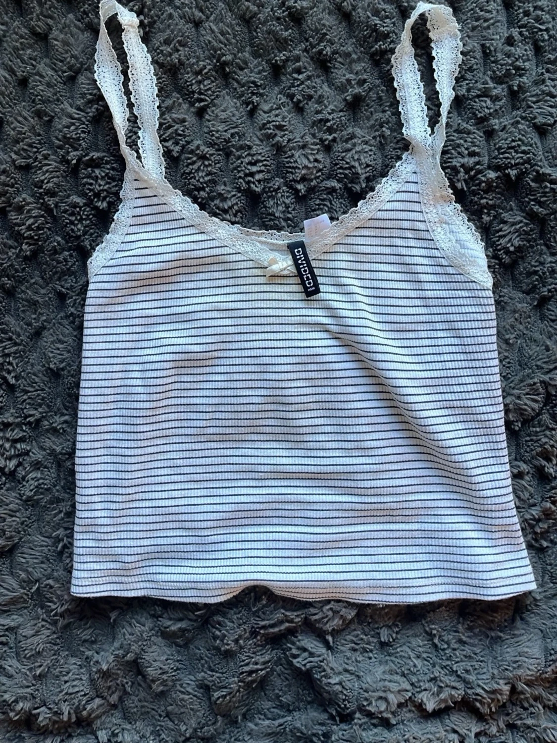 Randig linnetopp med spets från Divided