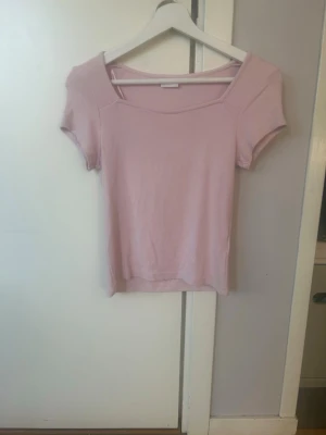 Ljusrosa topp med kort ärm💕💕💕 - Säljer en stilren ljusrosa topp med korta ärmar och bred, rundad urringning från Gina Tricot i storlek 158-164💕💕Toppen har en mjuk och bekväm passform💕💕 Materialet känns som bomull och toppen är lätt att bära till vardags💕💕I mycket gott skick 💕💕Jag säljer den för 40 kr💕💕Hör av er vid intresse💕💕💕