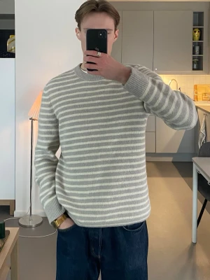 COS Tröja Randig - Tjockare randig tröja från COS i storlek M. Väldigt skön!