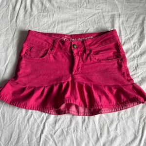 Rosa volangkjol  - Midjemått rakt över: 36 cm Xs/ S