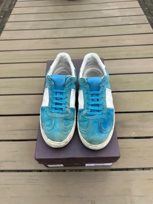 Valentino flycrew - Säljer nu ett par riktigt lyxiga och snygga Valentino flycrew skor i färgen ljusblå (populäraste skorna på marknaden. 13/22 nitar är kvar och det medkommer box vid köp. Nypris ligger runt 8000 nya men säljer endast för 1699kr🔥🔥. Tveka inte på att höra av er ifall ni har extra frågor/bilder. Sicket är 8/10. 